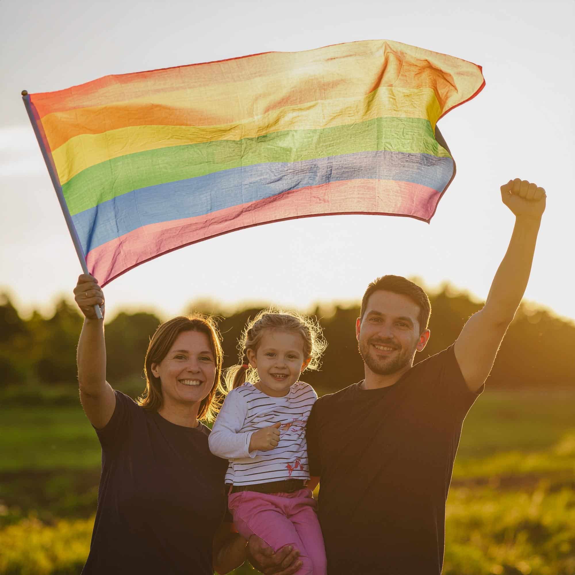 Coming Out Day 1 Firefly Familie die eine Regenbogenfahne schwenkt 249929 1