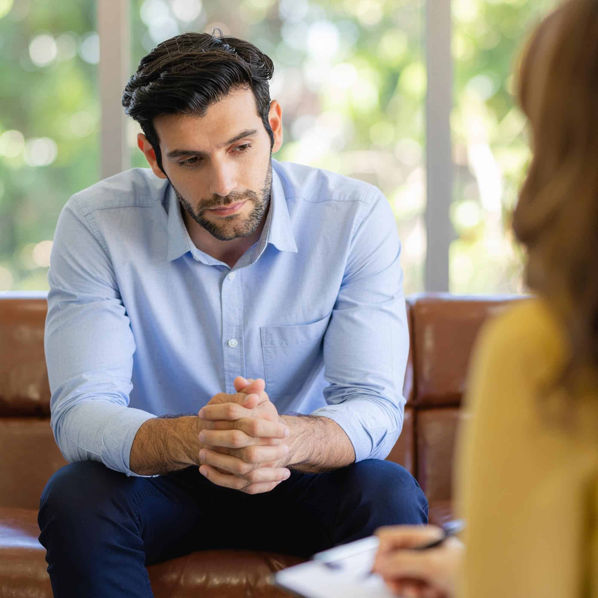 Welttag der seelischen Gesundheit 1 Firefly Mann bei einer therapiesitzung. mann ist traurig 249929 1